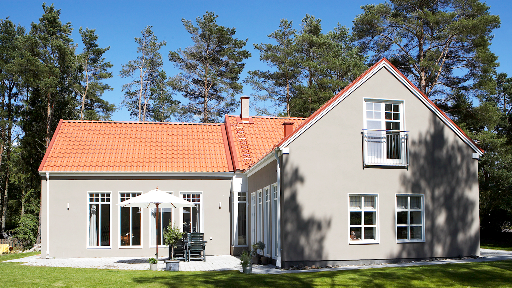 Moderne nymalt murhus 