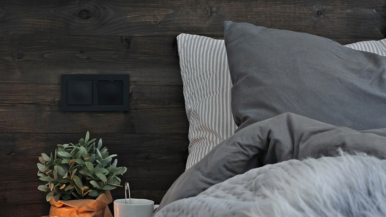 Hytteinspirasjon med sort interiørbeis