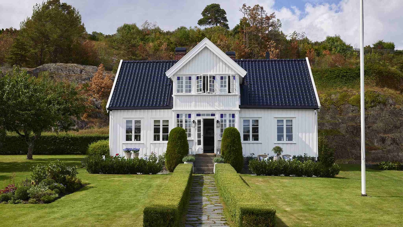 Hvitmaling til husveggen som er malt med ONE selvrensende husmaling