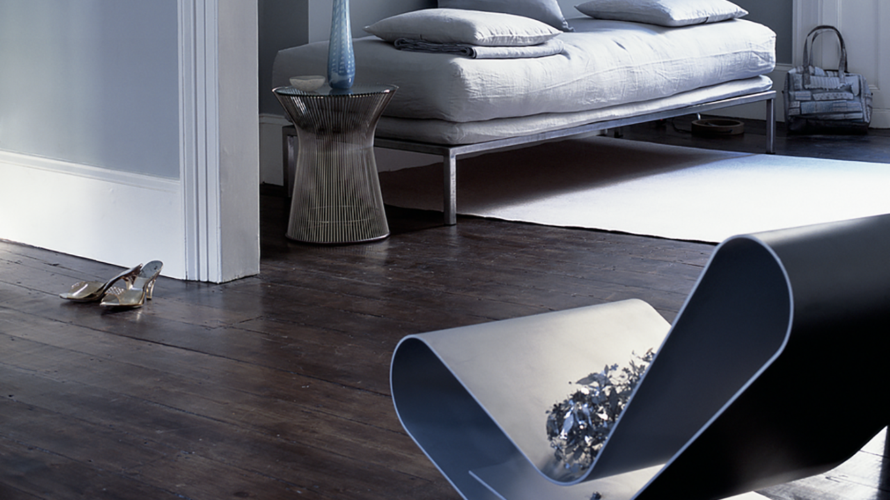 Slik beiser du gulvet mørkt