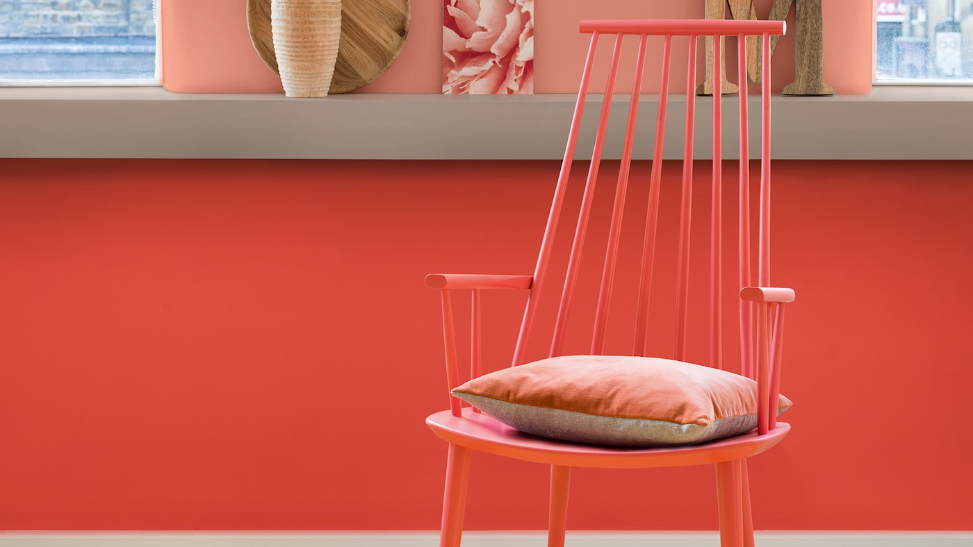 Stol malt i koralllrod farge