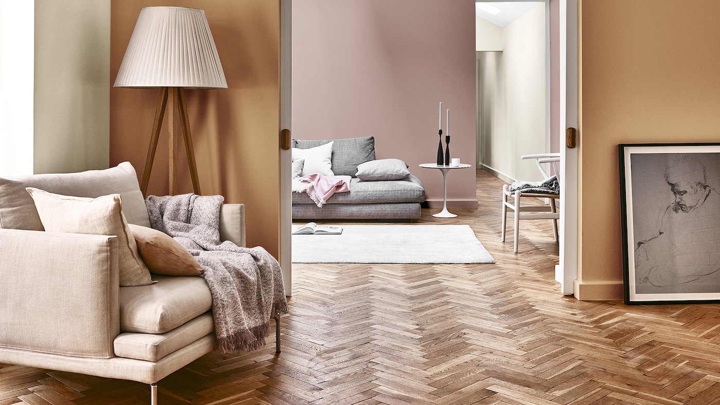 Mattlakkert fiskebensparkett og årets farge malt på veggen