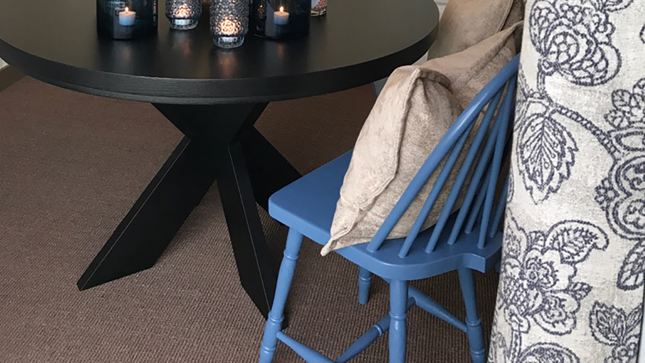 Ny farge på stolene på hytta? Mal de selv på 1-2-3