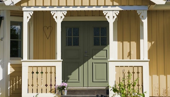 Har du en ytterdør av vanlig treverk som gran eller furu?