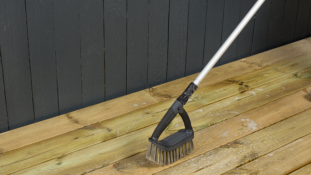 Slik vasker og renser du terrassen