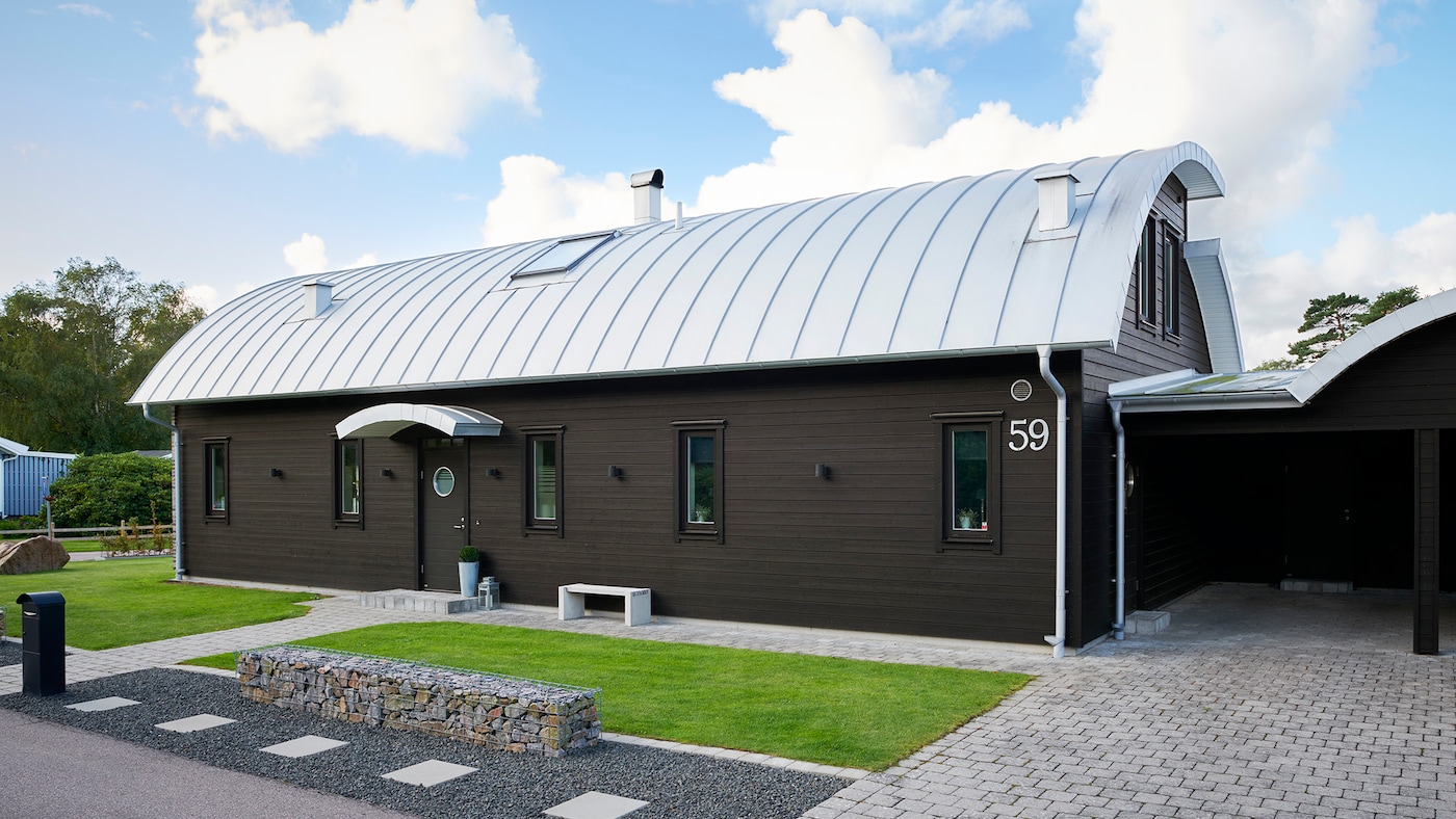 Brunsort husfarge med sort ytterdør og vinduskarmer