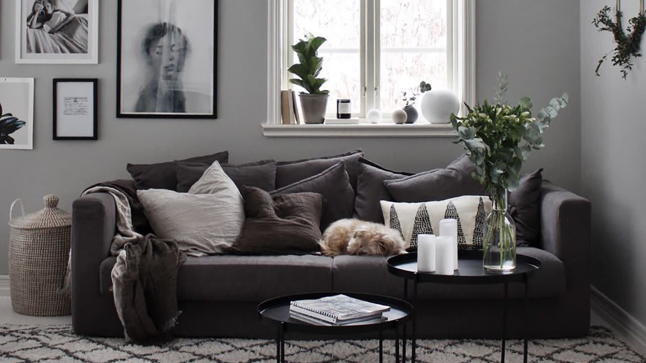 Beige farge er malt i stuen