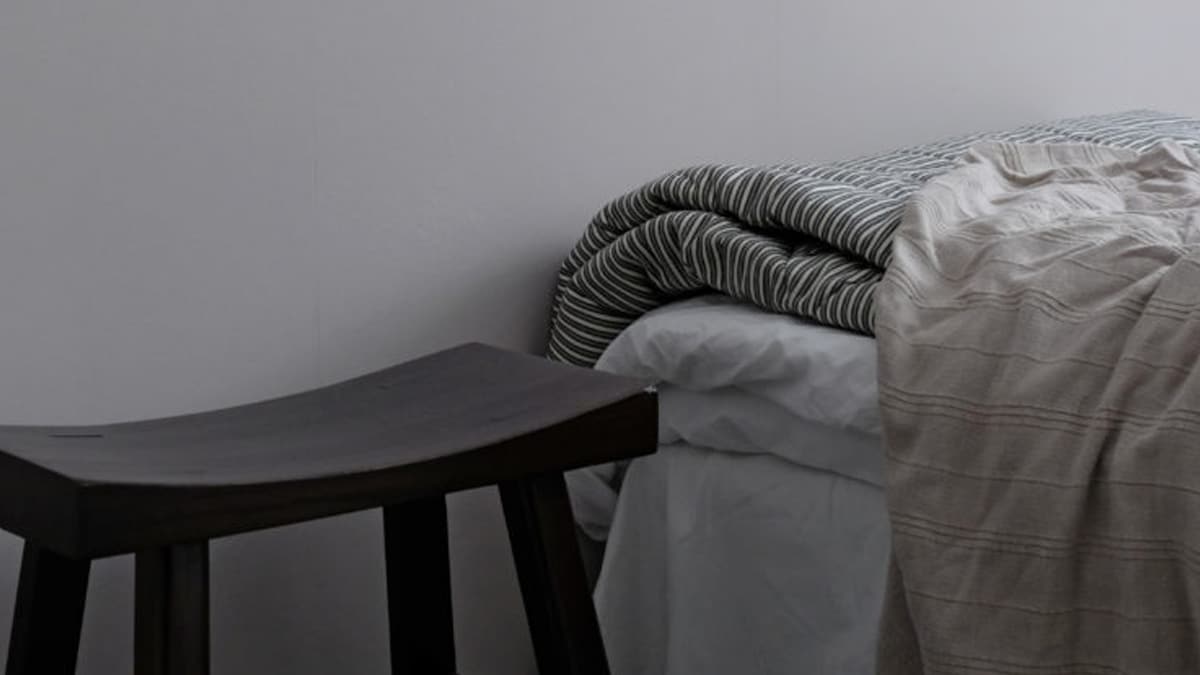 Jenterom malt i beige farge hos Pella Hedeby