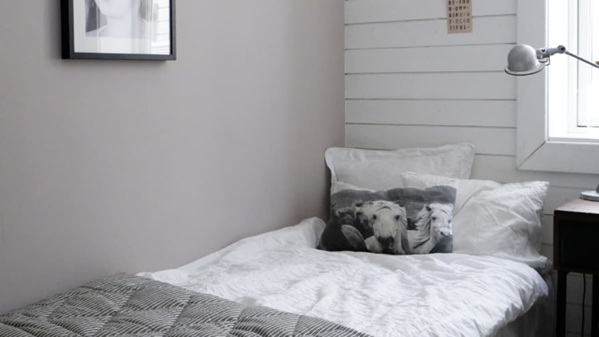 Jenterommet hos Pella Hedeby er malt i en beige rosa farge Våkne