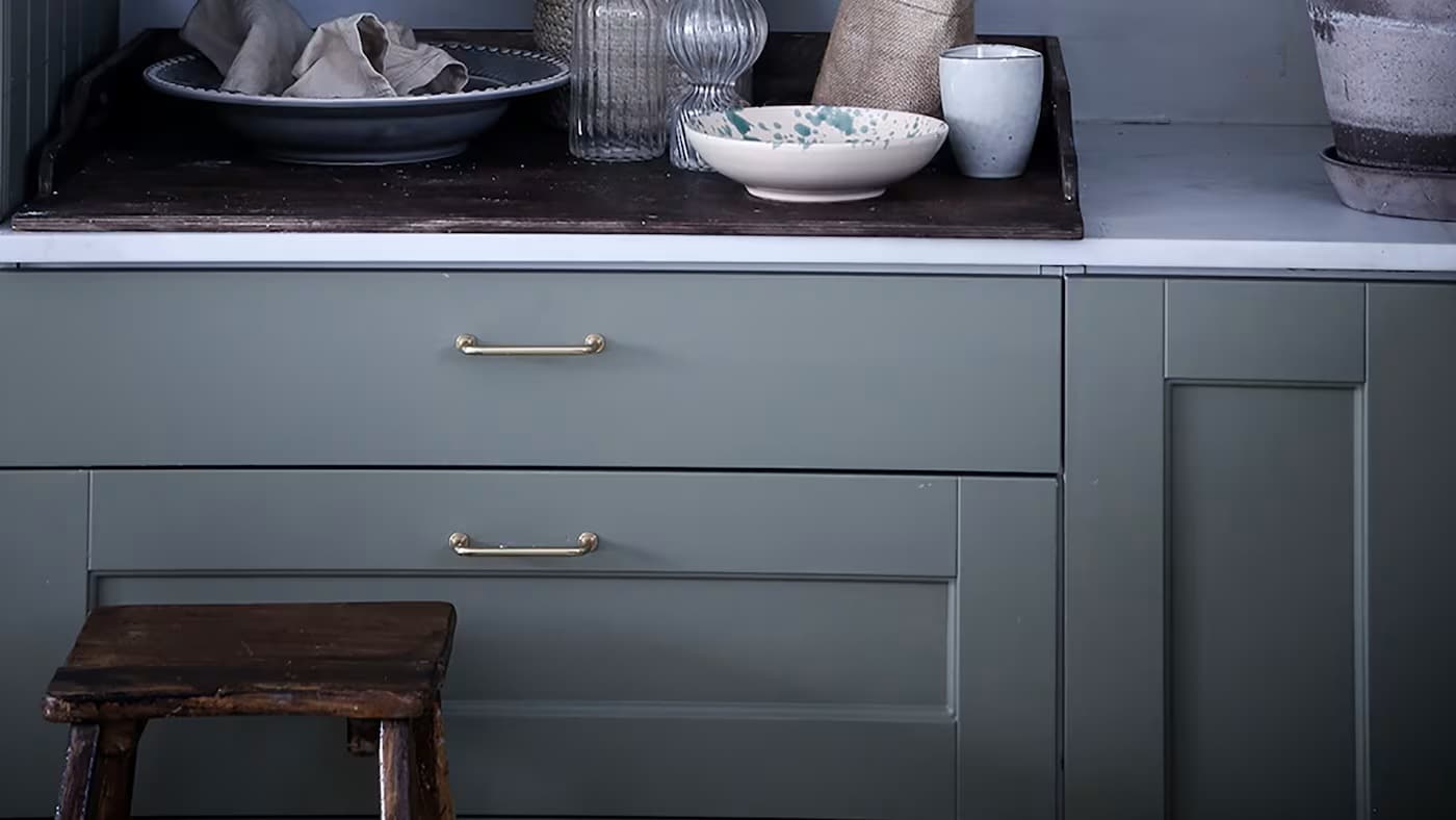 Grønnmalt kjøkkeninnredning med beste kjøkkenskapsmalingen