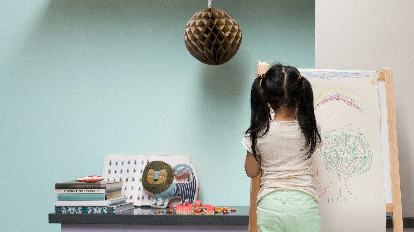 Vid fem månaders ålder har bebisens syn utvecklats så väl att den kan skilja mellan subtila nyanser, exempelvis pastellfärger.