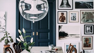 Blå lister och dörrkarmar