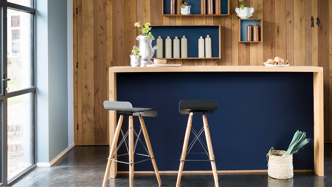 Takfärg og lister på köket