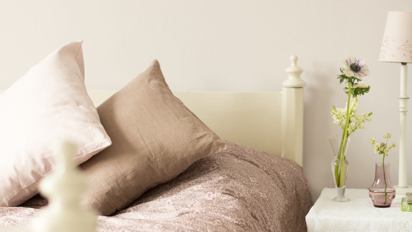 Att kombinera varm taupe med en fräsch vit nyans är ett säkert sätt att skapa en chic stil i ditt nya hem