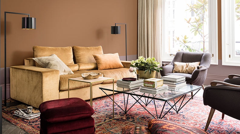 I rum som värms upp senare under dagen kan du välja solgula toner för att skapa ett ljust och välkomnande rum