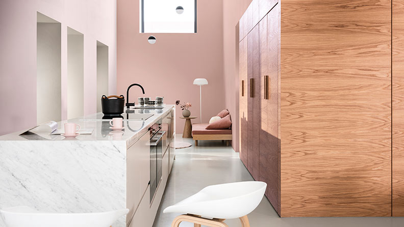 Bränd orange och fylliga guldtoner värmer upp rum med lite solljus, liksom neutrala toner med röda undertoner