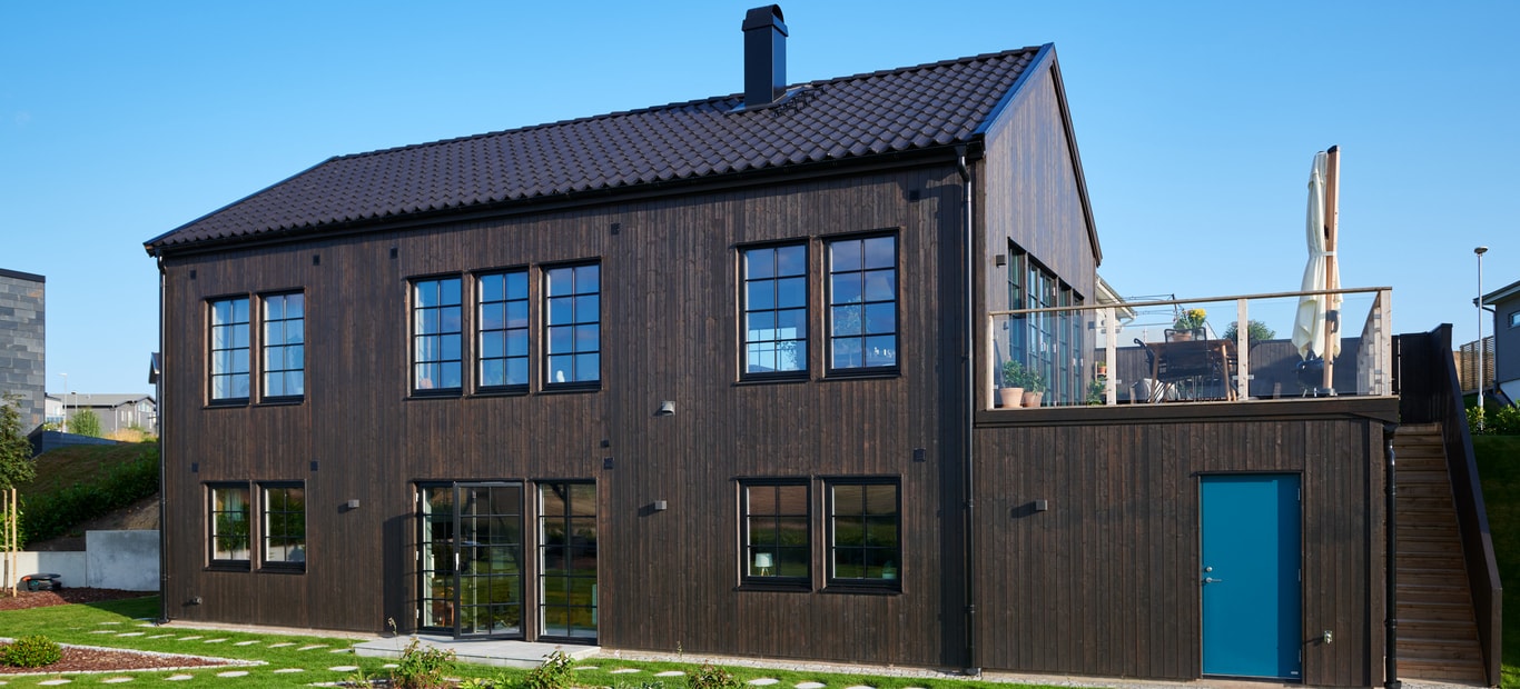 Fargen Scandinavian Dark Brown er en klassisk farge som passer ulike hustyper og miljøer