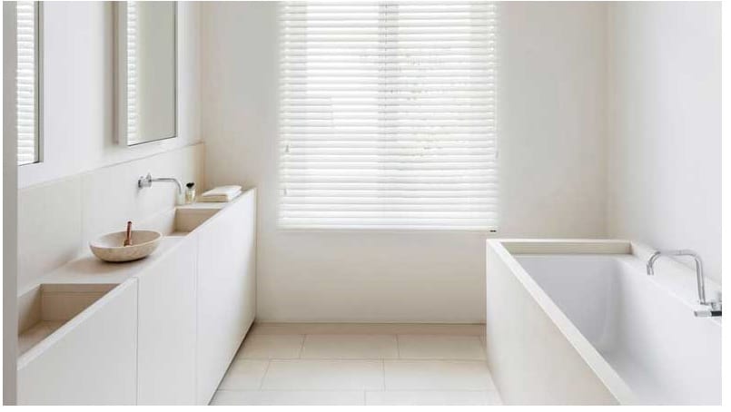 badrum målat i ljusa neutrala kulörer