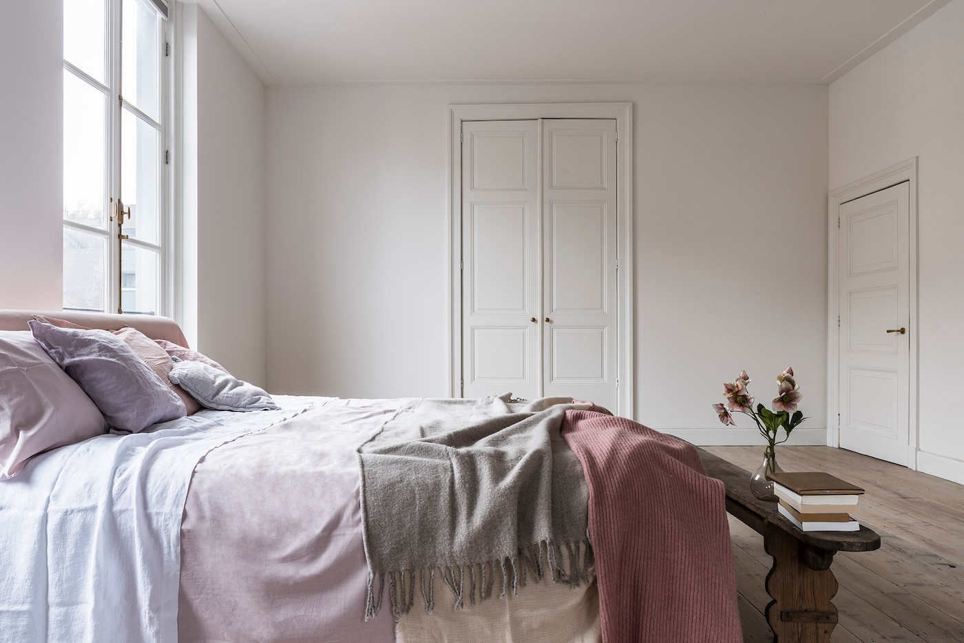 Ett vackert vitt sovrum. Bild Colour Futures 2019. Kulör Base white. 