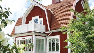 Rött hus med vita knutar