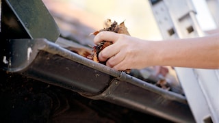 Så här målar du takrännor i metall