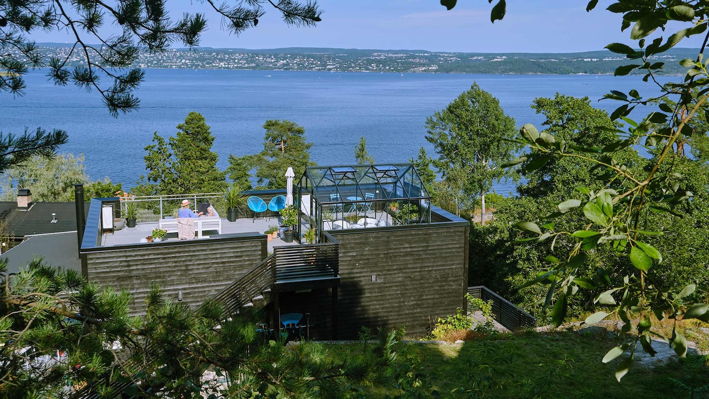 Ljus grå takterrass och brun-svart färg på strandhuset @aimforhappiness