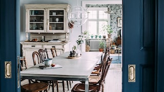 Stilsäkert vardagsrum med matta väggar