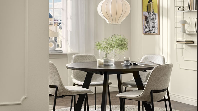 Svarta kontraster blir uttrycksfullt mot väggar i Mio Gräddglass