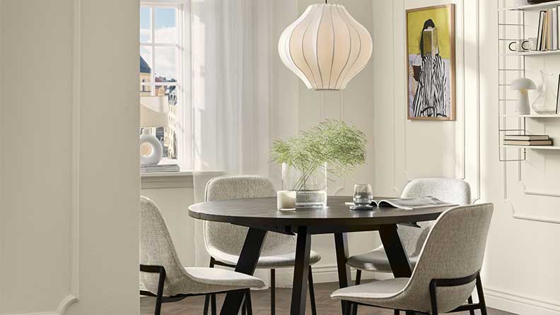 Svarta kontraster blir uttrycksfullt mot väggar i Mio Gräddglass