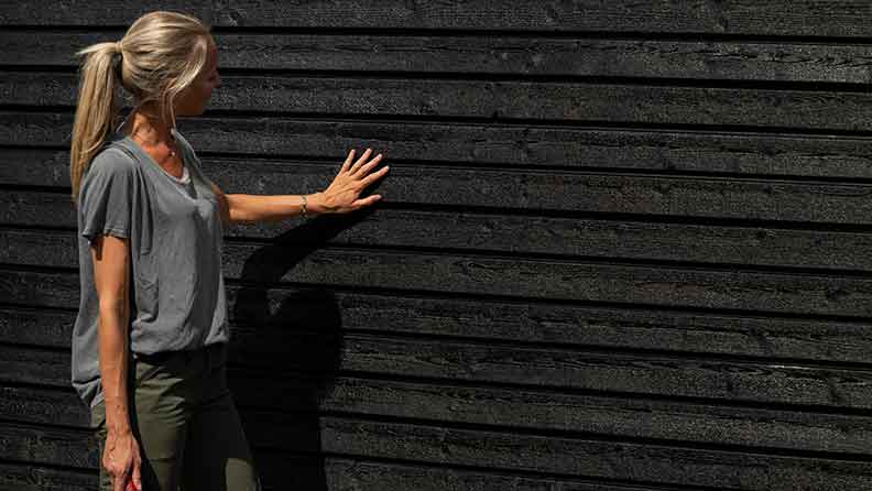 Husveggen er malt med malingen Nordsjö One Supreme i fargen Black