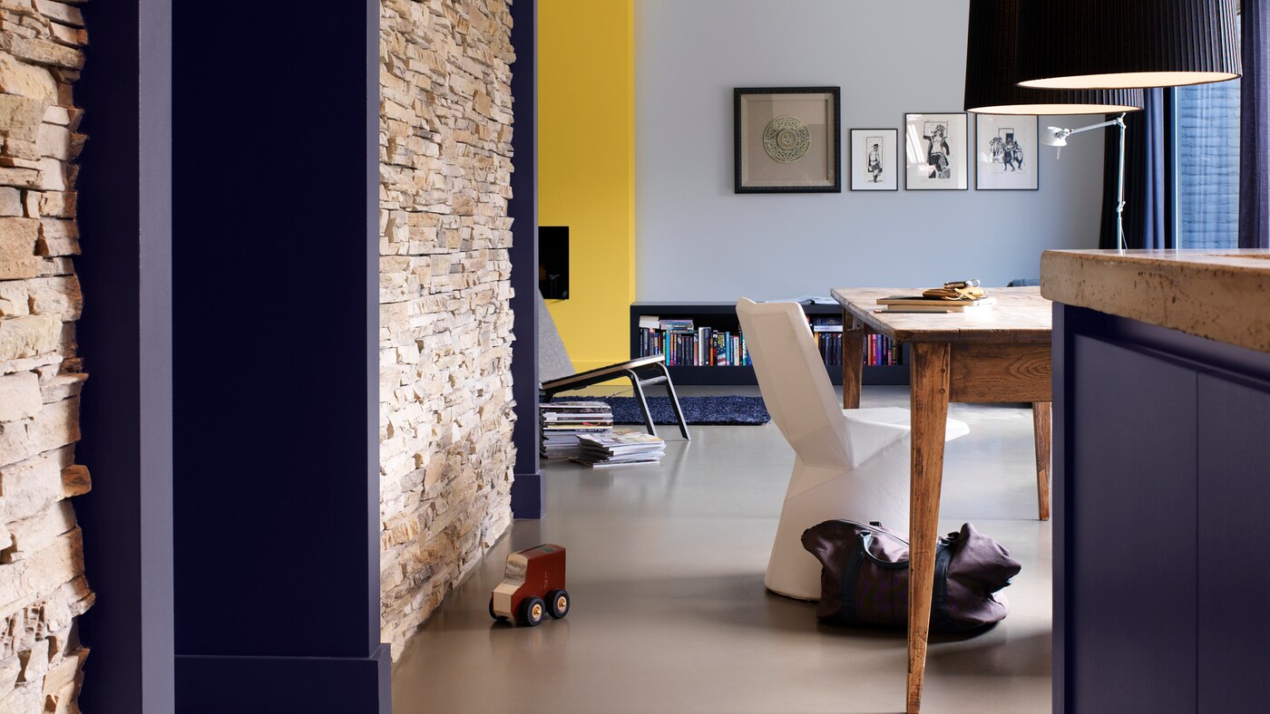 Tume lillakassinine lisab loodusliku kivi toonile sügavust ja energiat.