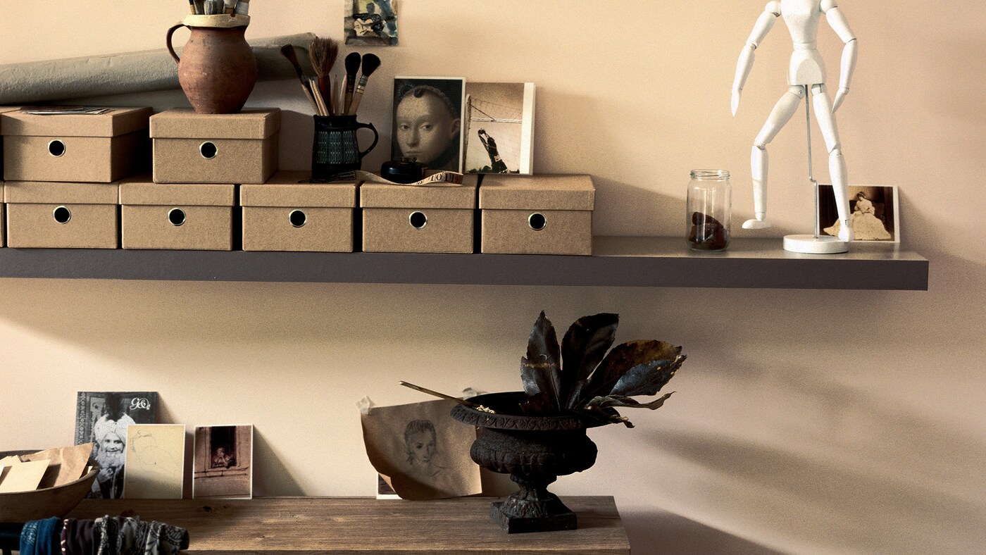 Švelnūs rausvai rudi šešėliai sukuria senos nuotraukos įspūdį.
