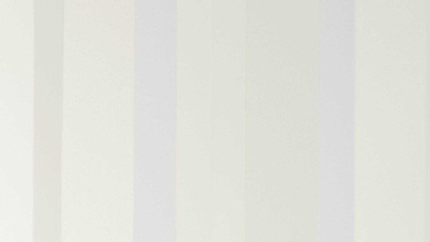 Tokie vertikalūs dryžiai palei jūsų vaiko lovelę atrodys išties stilingai, ypač pasirinkus šiltus neutralius arba pastelinius atspalvius.