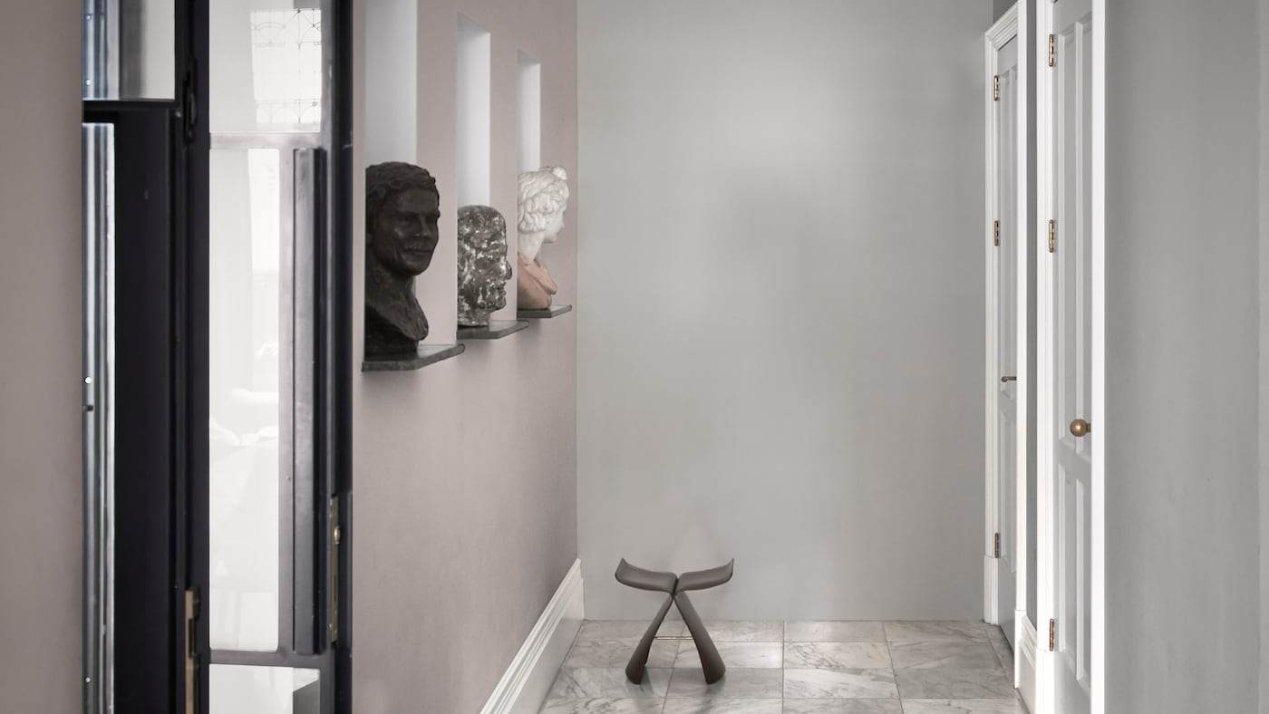 Jei jums patinka švarios baltos sienos ar tiesiog nedrįstate išbandyti akį rėžiančių atspalvių, esate vieni iš 40 % namų savininkų, kurie renkasi neutralias sienų spalvas.