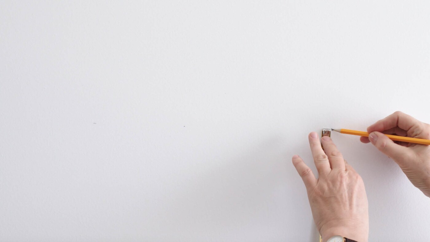 Atzīmē vietu, kur saskarsies abi sienas toņi