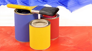 Cutii de vopsea care ne duc cu gândul la steagul tricolor al României.