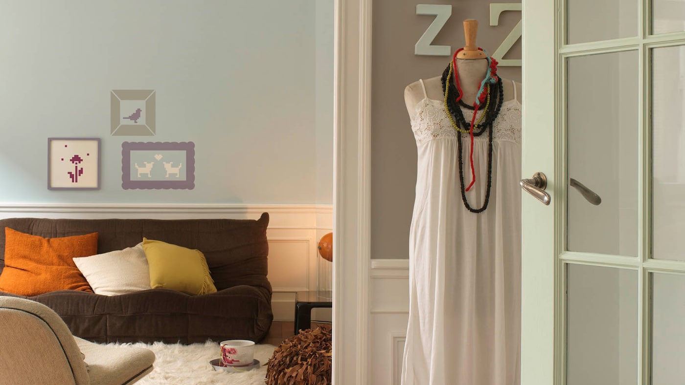 Mix delicate colours of blue with stylish bright colours.
