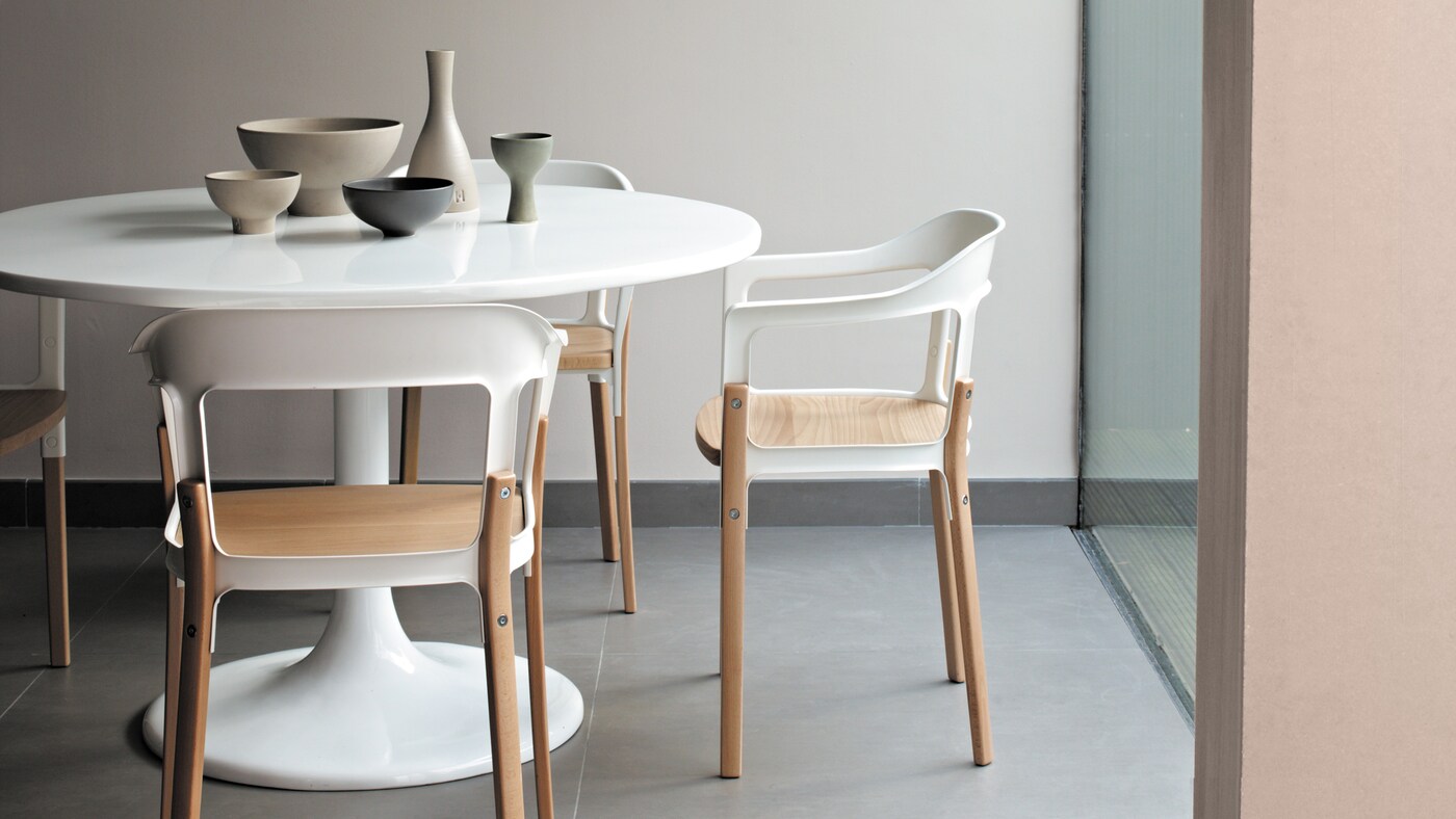 Match warm strong colours with clean furniture for a modern look.
