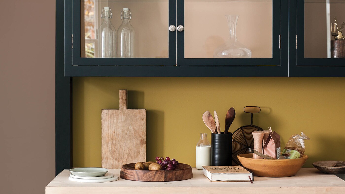 Dark, chocolaty browns and warm pinks create a pleasing combination that’s full of warmth and richness when teamed with gold.