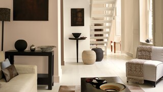 Use rich light colours in a modern seating room