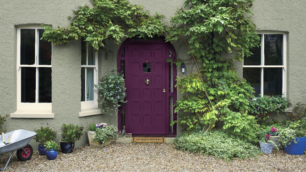 Βάψιμο Πόρτας στο Εξωτερικό του Σπιτιού