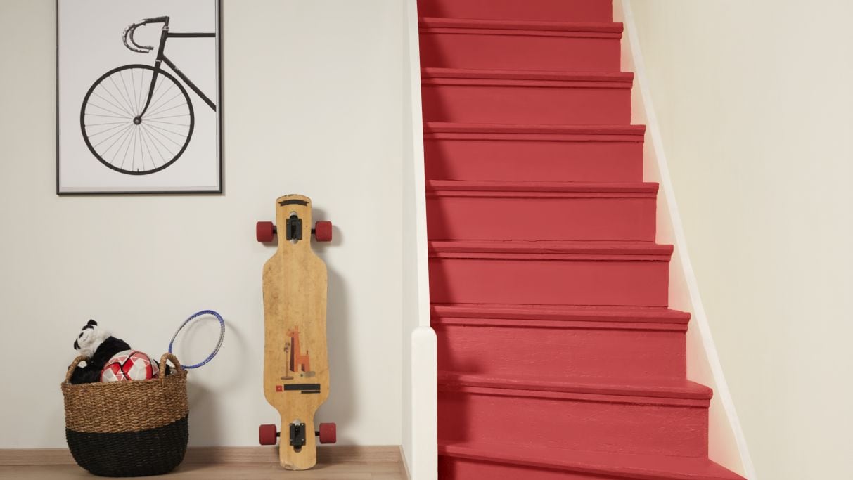 Βάψιμο Εσωτερικής Σκάλας με Έντονο Χρώμα