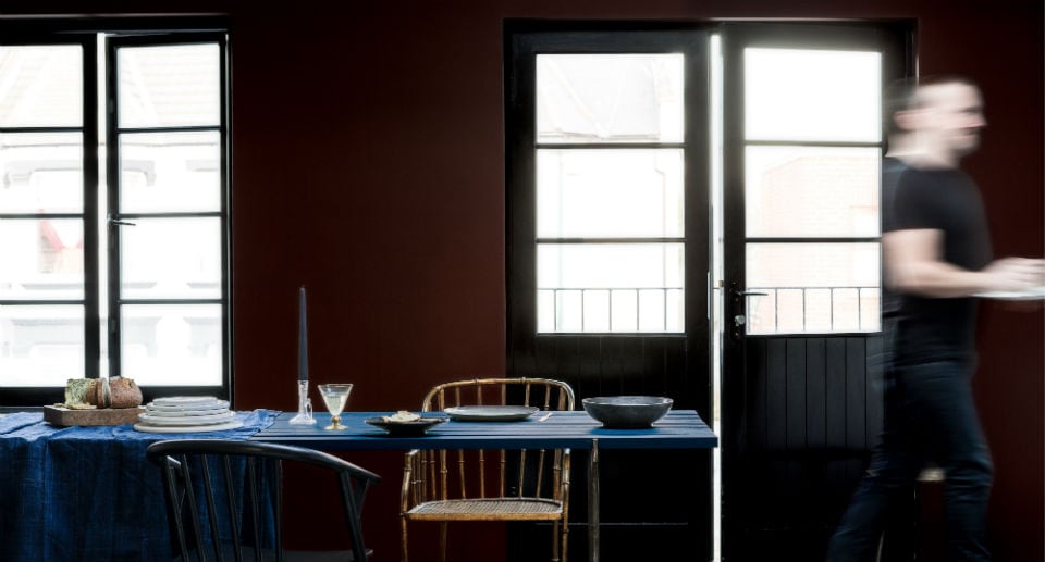 Σκούρο καφέ στην τραπεζαρία