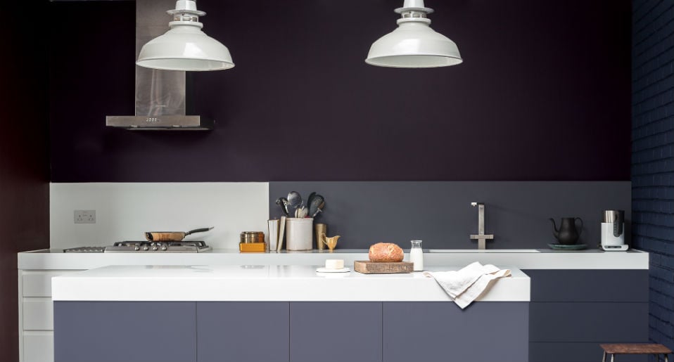 Μίνιμαλ κουζίνα με τοίχους βαμμένους σε σκούρες γκρι, μπλε και μωβ αποχρώσεις