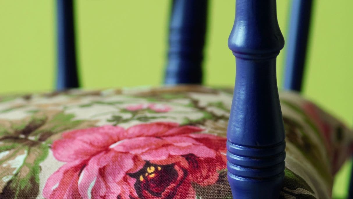 Βάψιμο Καρέκλας με Σκούρο Χρώμα