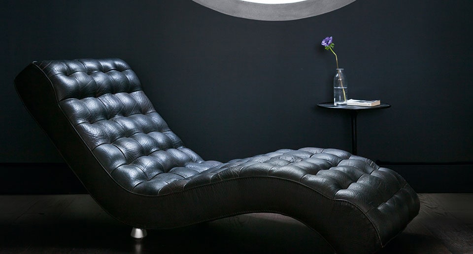 Μαύρο δερμάτινο ανάκλιντρο σε σαλόνι με μαύρους τοίχους