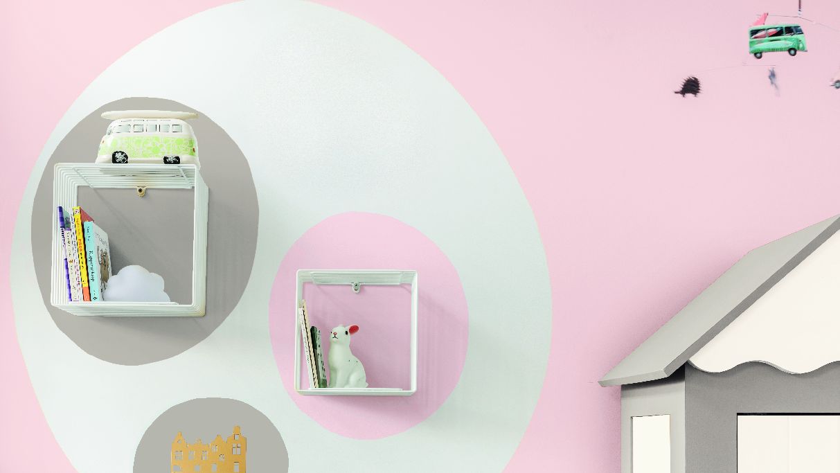 Ροζ Χρώμα στους Τοίχους του Βρεφικού Δωματίου