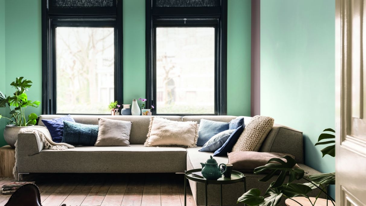 Βάψιμο Τοίχων Σαλονιού με Έντονα Χρώματα