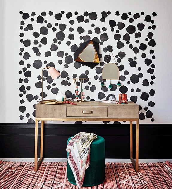 Γραφείο ή μπουντουάρ με εφέ Δαλματίας στον τοίχο