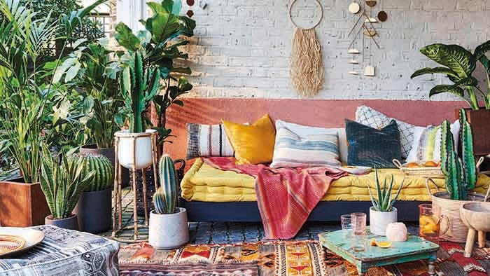 boho μπαλκόνι με ζωηρά χρώματα